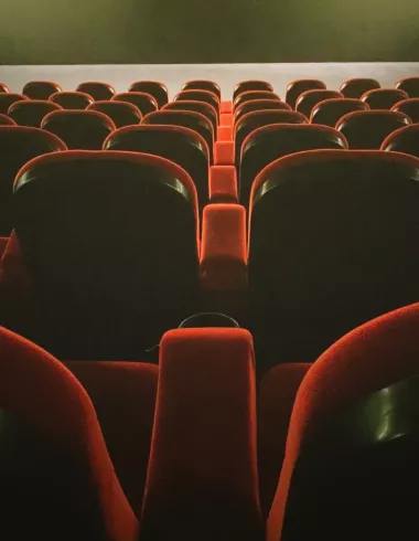 Fauteuils dans une salle de cinéma studio