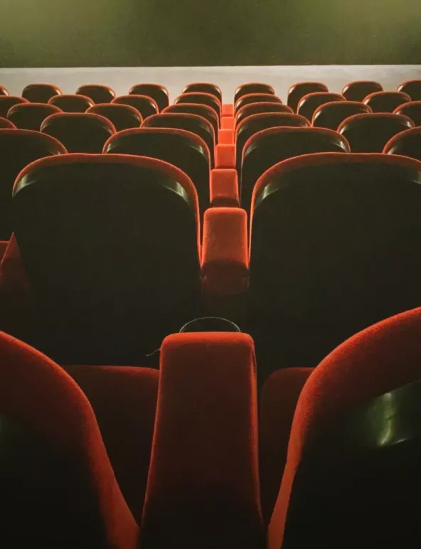 Fauteuils dans une salle de cinéma studio
