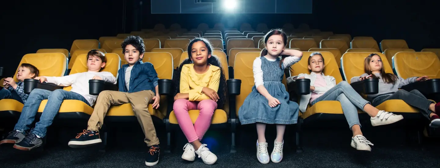 Élèves dans une salle de cinémas